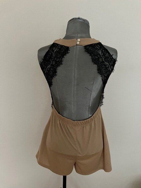 Tute: Combishort beige avec dentelle noire taille 40 – Usato da Marin-Epagnier venduto da rchouchouu 1