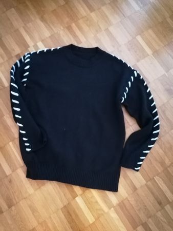 Schwarzer Strickpullover mit Schnürdetails, Grösse S