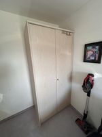 Kleiderschrank aus weiss gebeitztem holz