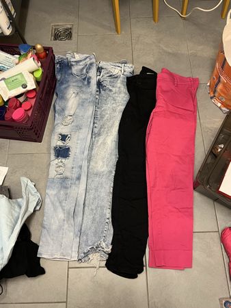 3 Stück Jeans & 1 Stück Hose