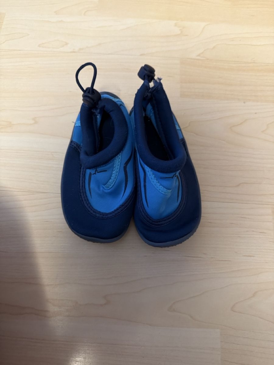 Scarpe per ragazzi: Schwimmschuhe Grösse 23 – Usato da Samedan venduto da Tiina__93