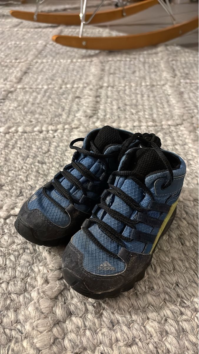 Adidas Chaussures garçon: Adidas Terrex Wanderschuhe, Gr.23 – D'occasion à Zürich par Tea01