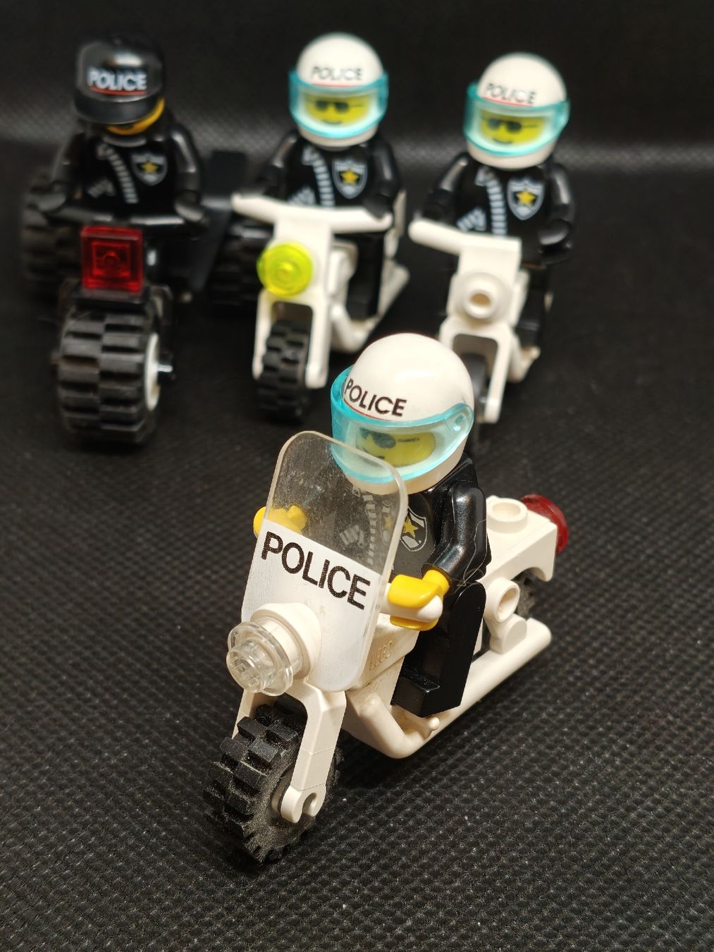 Lego Giocattoli: LEGO Polizei Motorrad-Set 4 Minifiguren – Usato da Wangen an der Aare venduto da RetroKontor 4