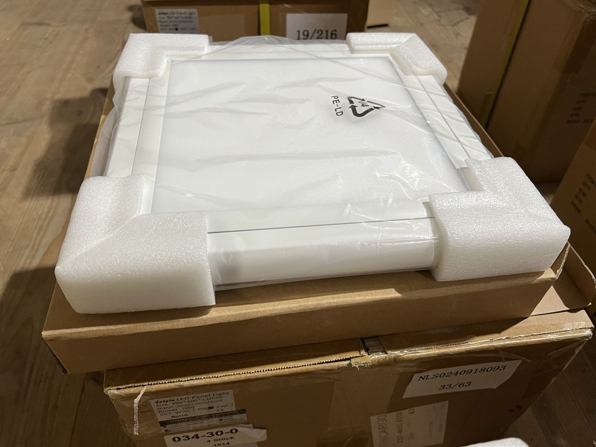 Kronleuchter & Deckenlampen: LED Panel Licht 30x30cm 16W Weiss, Neu & OVP – Neu und originalverpackt aus Weinfelden von AAAufloesungen 1