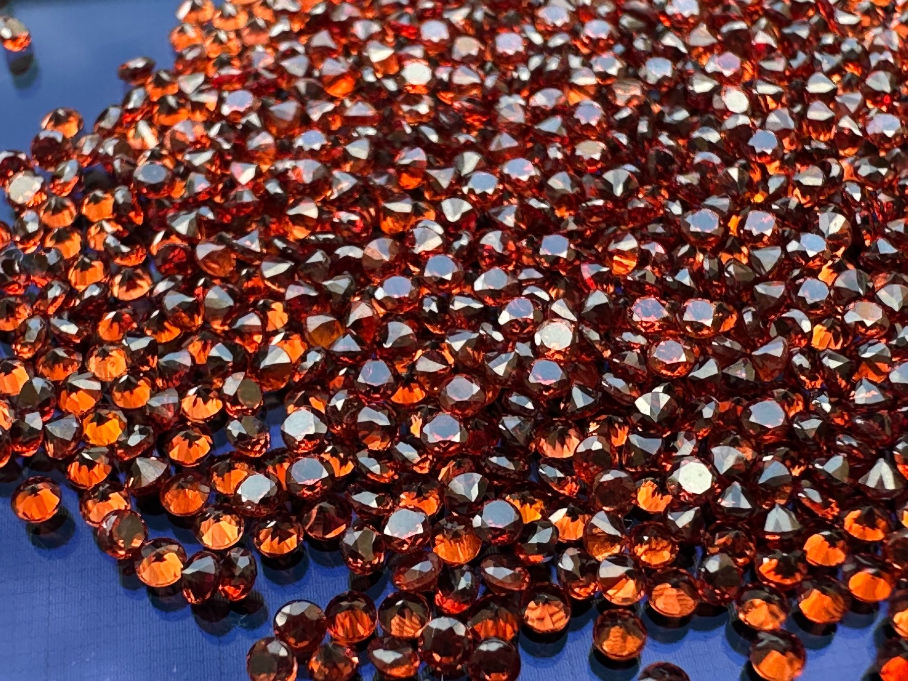 Pietre preziose: 50 St fein brillantgeschliffene Granat-Pointer 1,5 mm – Nuovo (secondo la descrizione) da Langenthal venduto da Seelenfreunde 5