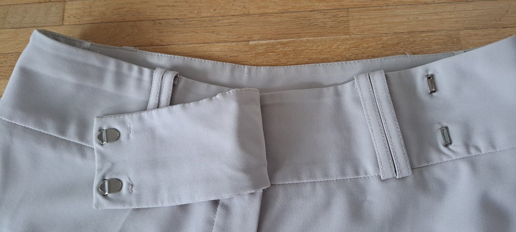 Pantaloni: Elégant pantalon beige clair – Nuovo (secondo la descrizione) da Le Mont-sur-Lausanne venduto da olatiu 2