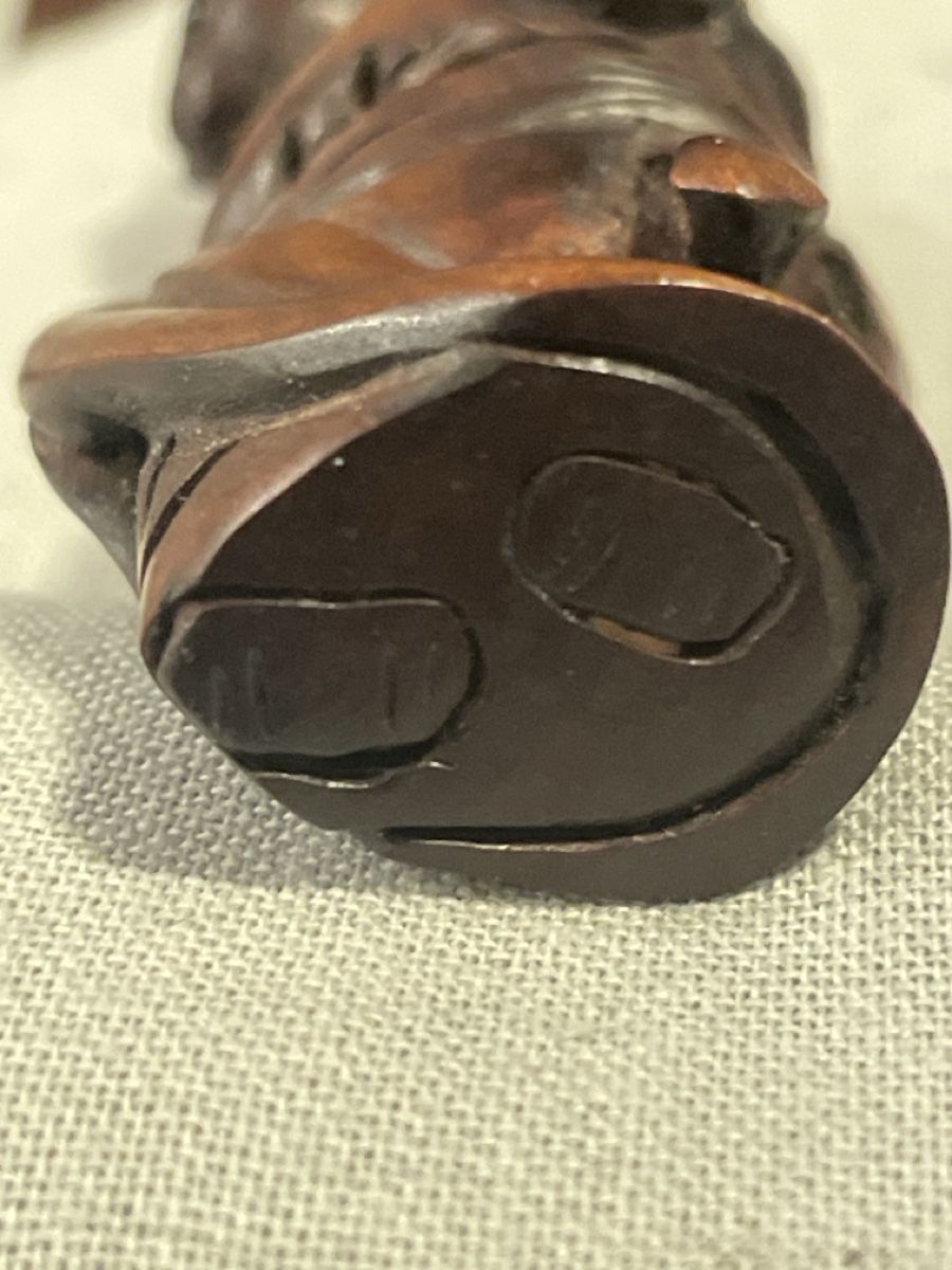 Statuette: Netsuke Holz, Katze  stehend, signiert – Usato da Embrach venduto da Gauvain1 4