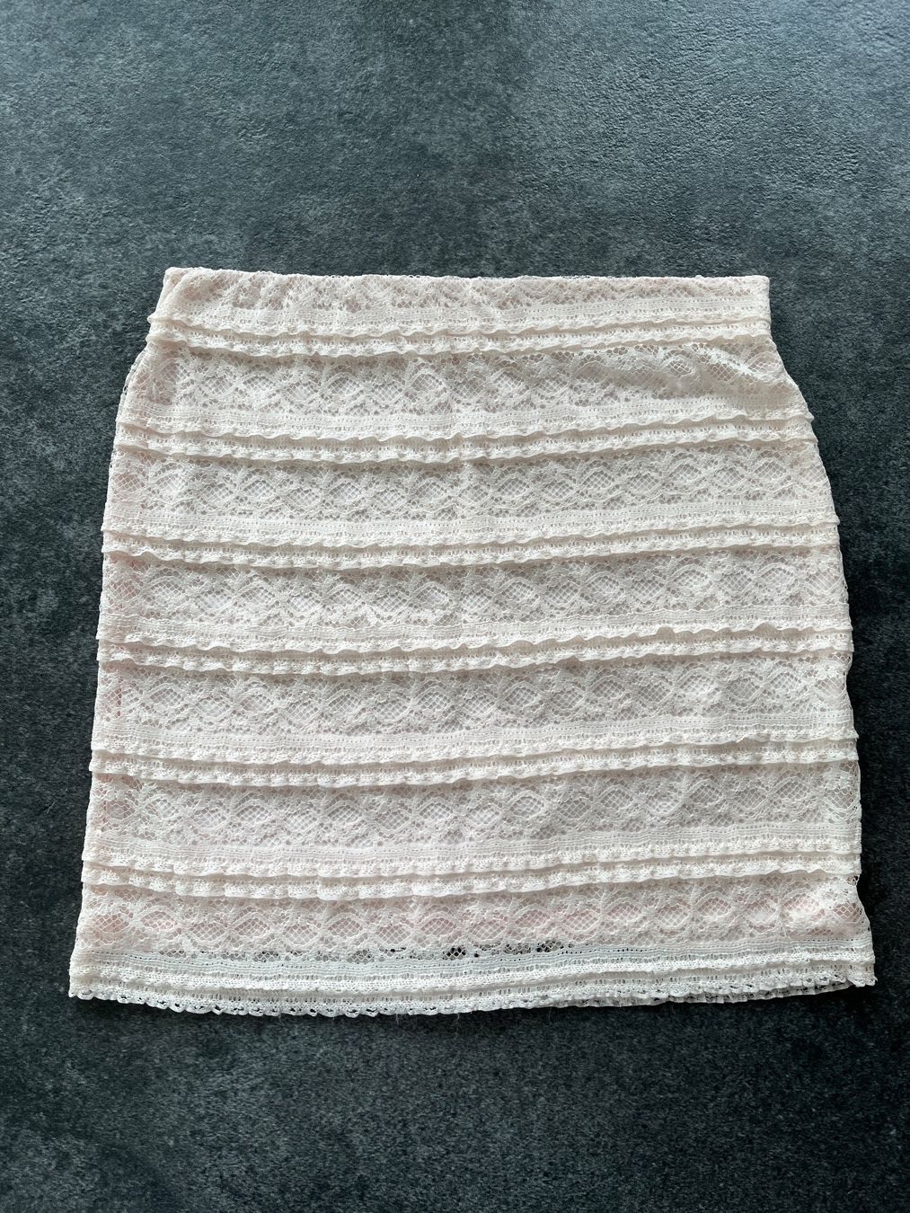 H&M Gonne: H&M kurzer Rock aus Spitzenstoff - Größe 1 Size – Nuovo (secondo la descrizione) da Kilchberg ZH venduto da Simple.Life