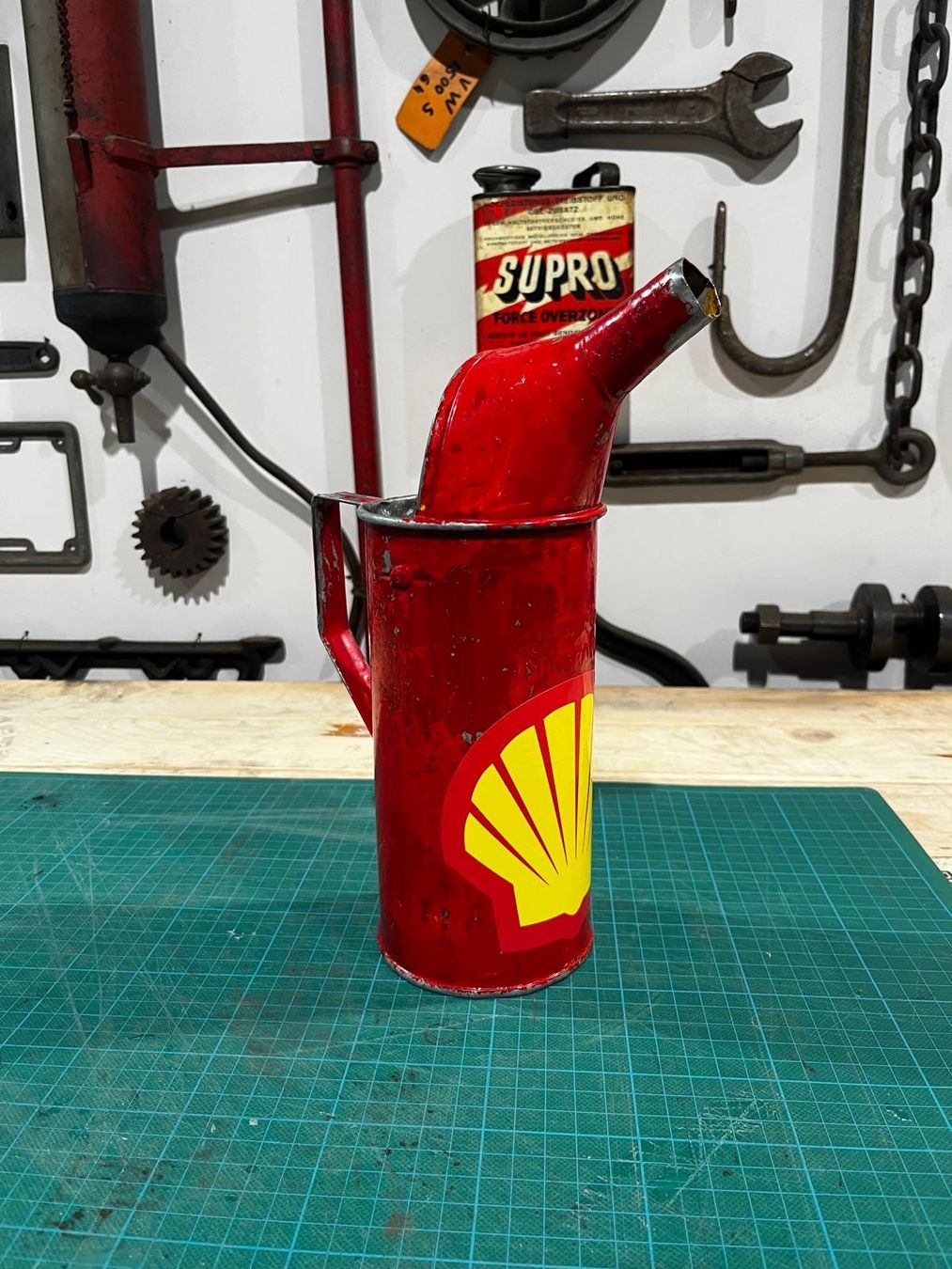 Shell Bottiglie: Alter Messbecher Shell ( Garage / Oldtimer / Auto ) – Usato da Luzern venduto da Fracht-Design