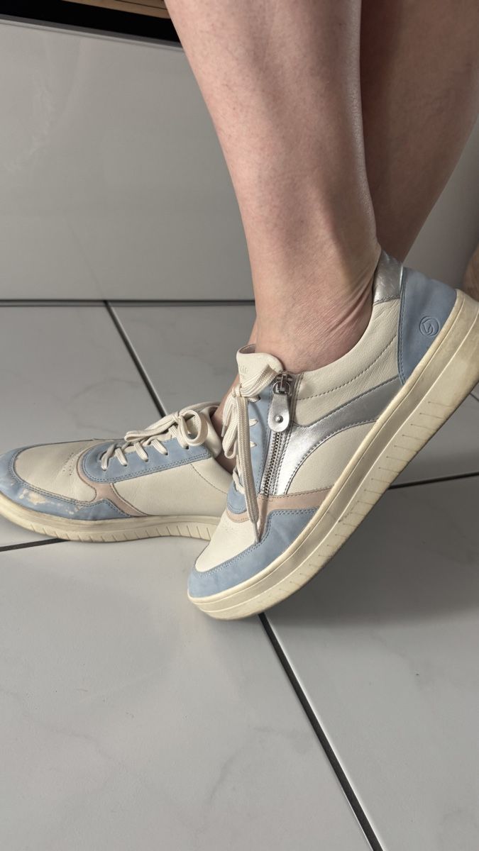 Scarpe da donna: Bequeme Damen Sneakers Gr. 45 hellblau – Usato da Altendorf venduto da Ro 1