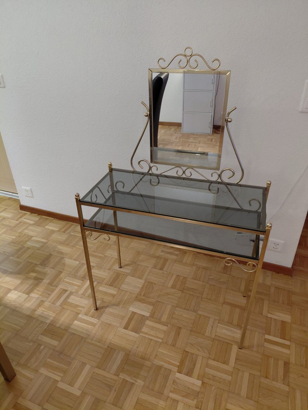 Tavoli da trucco: Coiffeuse en métal doré et verre – Usato da Moutier venduto da and_2XYT