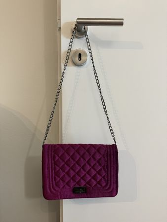 Elegante Velours-Umhängetasche in Magenta mit Kettenriemen 