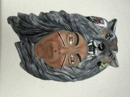 Wandmaske Indianer mit Wolfsfell Keramik bemalter Zustand