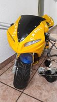 Gelbes Pocket Bike mit Vollausstattung