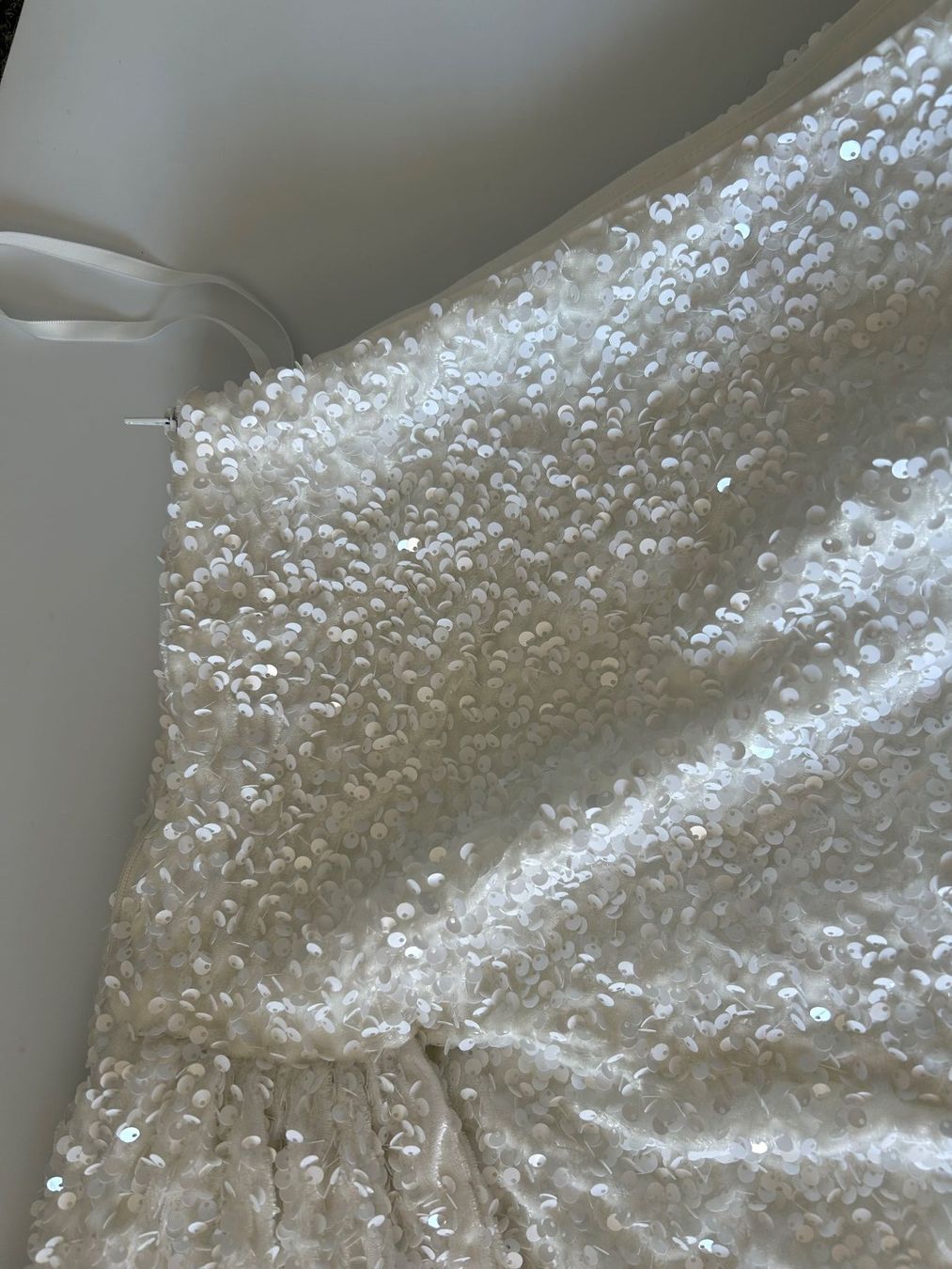 Robes: Pailetten Kleid mit Schleppe – Neuf (Voir description) à Frauenfeld par isa_9cy7 5