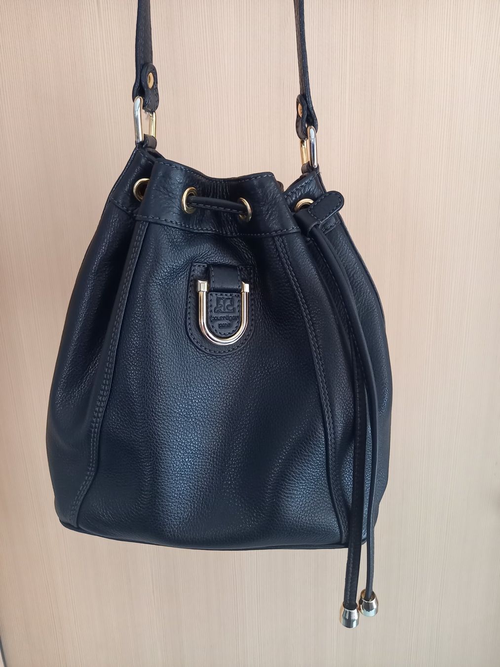 Borse da donna: Wunderschöne courreges paris Leder-Beutelumhängetasche – Usato da Seewis-Schmitten venduto da Ahaexli 2