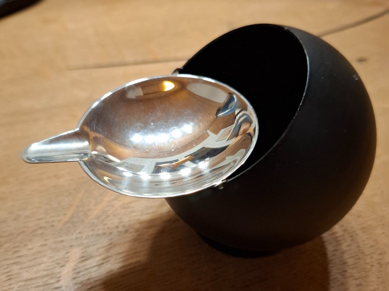 Portacenere: Space Age Quist Kugelascher / Aschenbecher in schwarz/silber – Usato da Schlieren venduto da Norauro 1