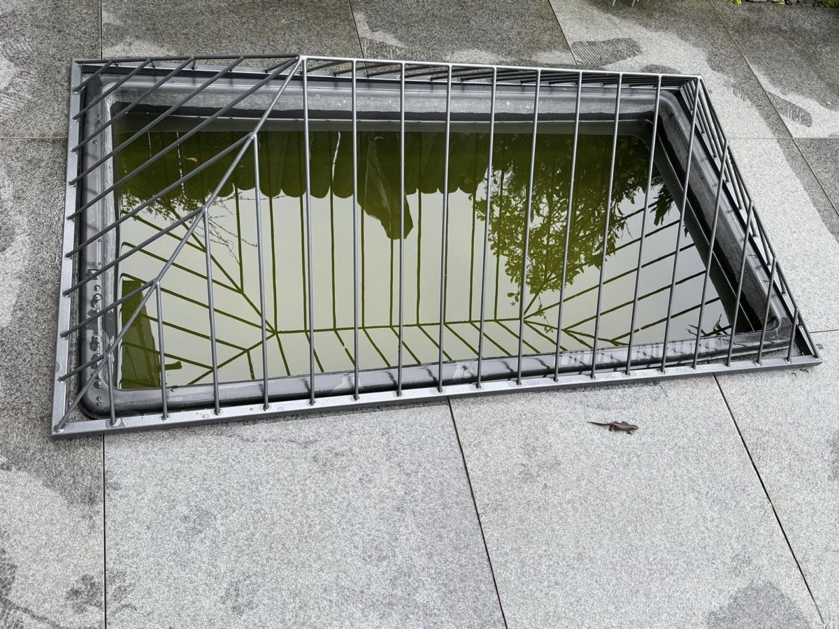 Stagni & Fontane ornamentali: Teich/ Fertigteich mit Schutzgitter – Nuovo (secondo la descrizione) da Kölliken venduto da Haya07 2