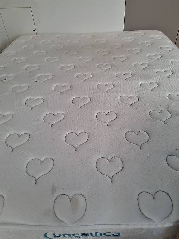 Matelas: Matelas Dreamea 160x200 cms – D'occasion à Neuchâtel par AlexCzh
