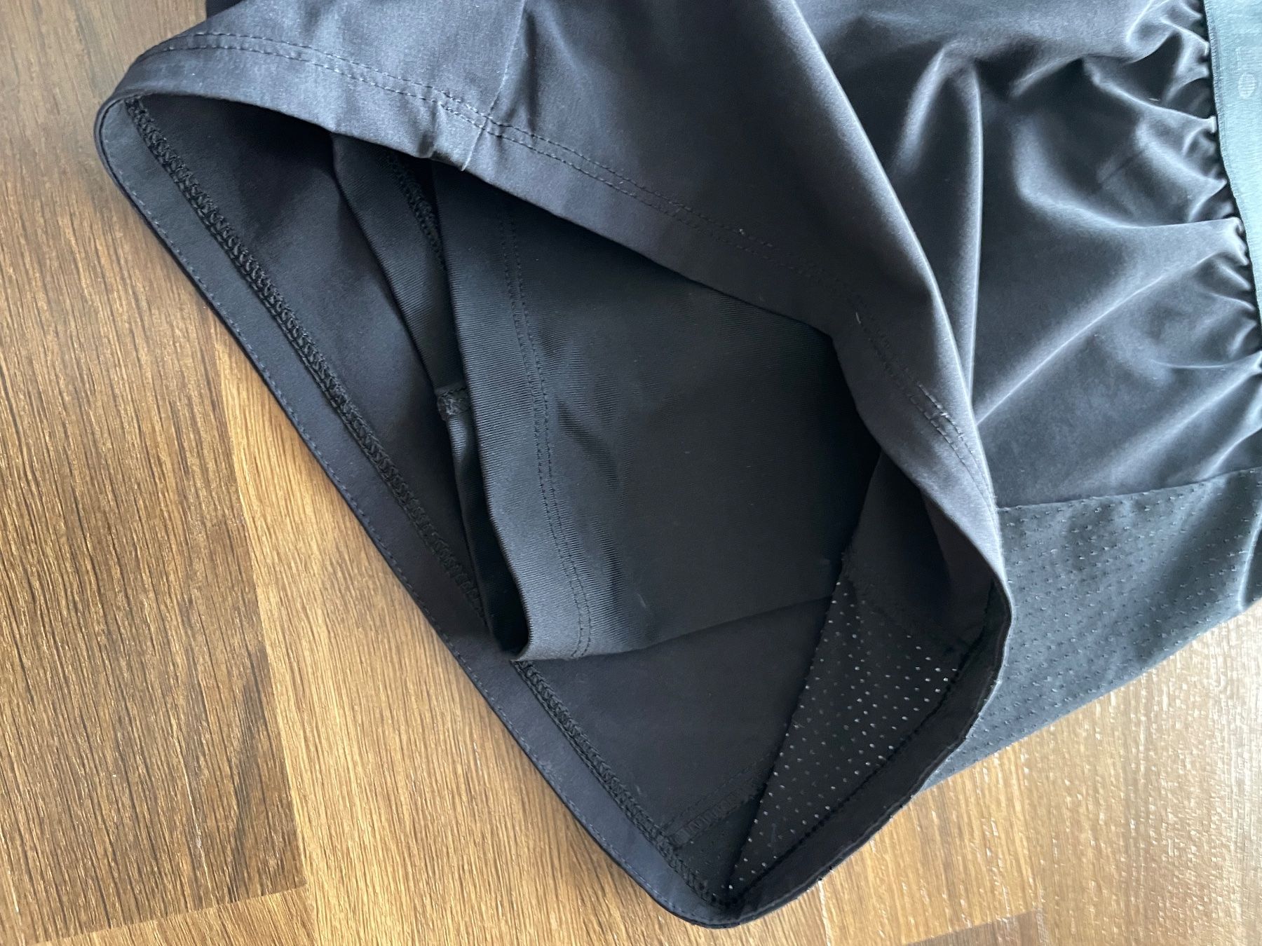 Nike Pantaloni: Nike Short 2in1 – Usato da Olten venduto da B3ren 2