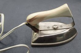 Altes Bügeleisen, elektrisch - ca. Ende 1940er Jahre