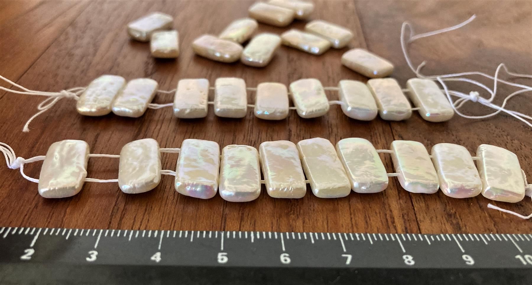 Perle (finte): 29 perles culture blanches "rectangles" / Zuchtperlen – Nuovo e nell'imballaggio originale da Goumoens-la-Ville venduto da brandonv 1