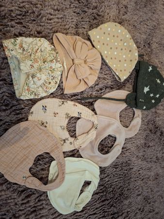Set Baby-Mützen und Lätzchen gemischt guter Zustand (0-3M.)