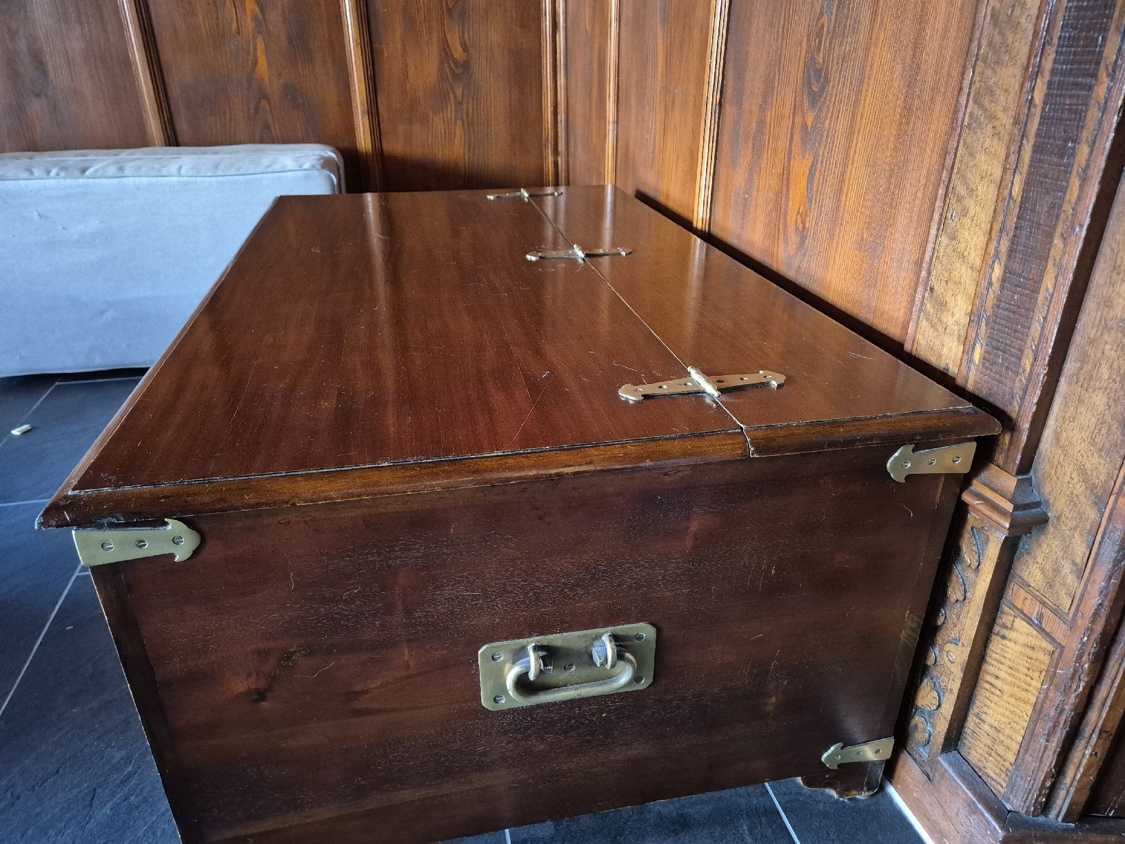 Commodes: Braune Kommode / Tisch – D'occasion à Näfels par blackcrown 1