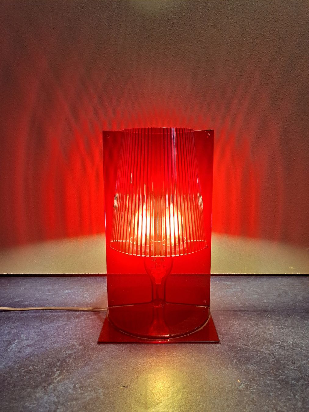 Kartell Lampade: Kartell Take Tischleuchte rot – Usato da bad zurzach venduto da jue_5xhl