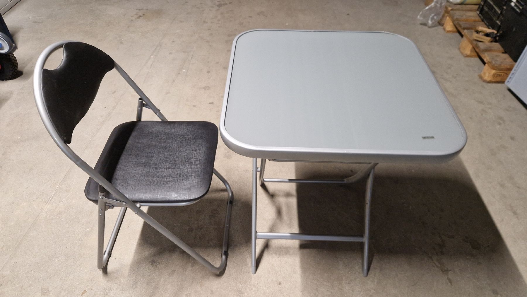 Set de table et chaises: Klapptisch & Klappstuhl Set grau  – D'occasion à Liestal par Lanceloth
