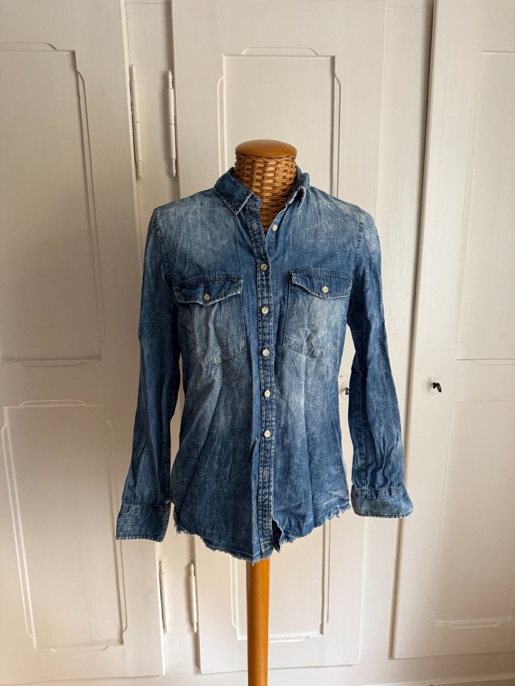 Stradivarius Chemisiers: STRADIVARIUS - Jeansbluse blau S – D'occasion à Zürich par Diazaio