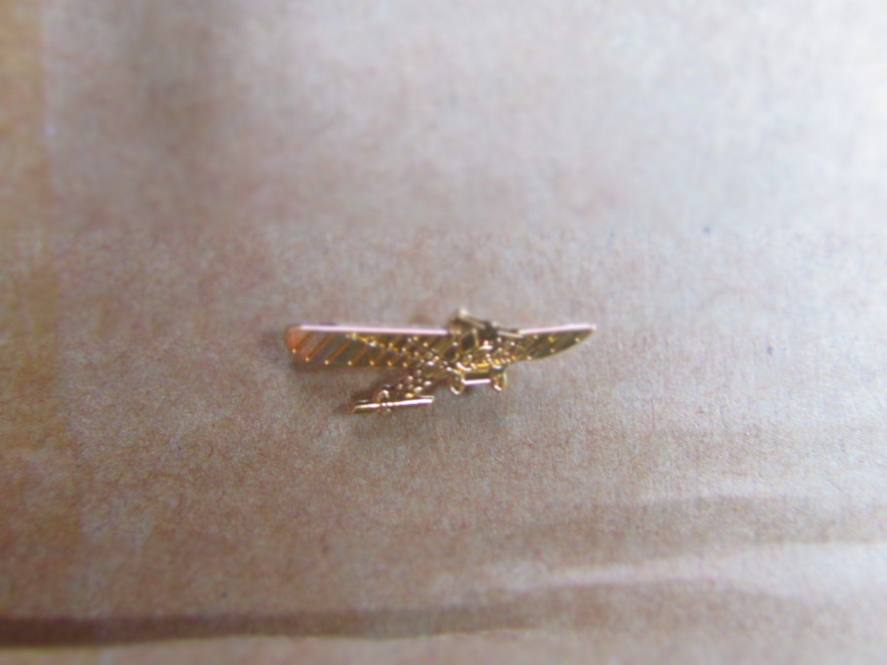 Placchette & Badge: Goldfarbener Oldtimer-Flugzeug - Pin – Usato da Seengen venduto da mikelele 1