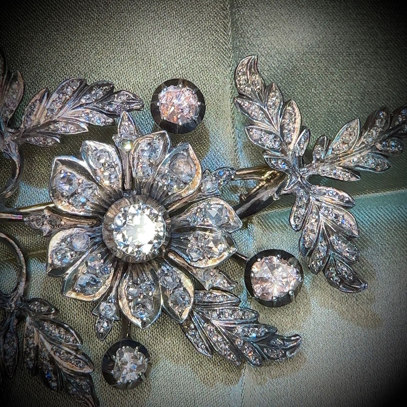 Spille & Fermagli: Antique Diamond set Floral-spray Brooch – Usato da Embrach venduto da estzeh1 1