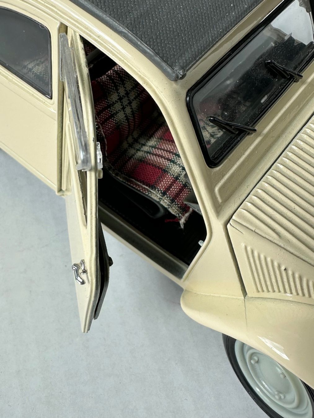 Citroën Modellini d'auto: Citröen 2CV Modell, Döschwo  1:18 – Usato da Adligenswil venduto da e17s15 4