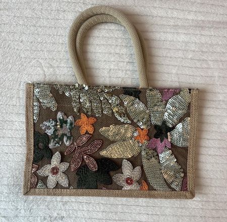 Handtasche mit Blumenmuster, perfekt für den Sommer!