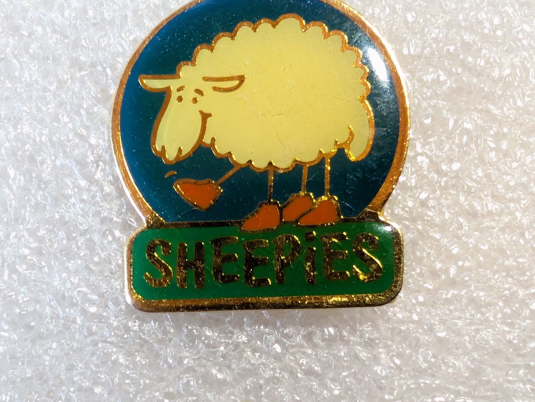 Plaketten & Abzeichen: Ansteckpin 291: Sheepies – Gebraucht aus Oppligen von Pin-Fall-Shop