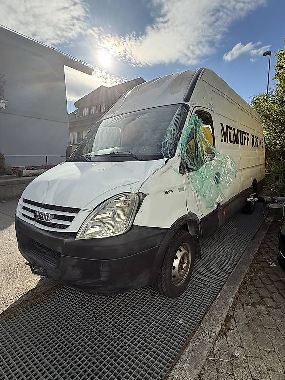Veicoli commerciali: IVECO Daily 35s14v Unfallfahrzeug  – Usato da Krauchthal venduto da fluecki1 1