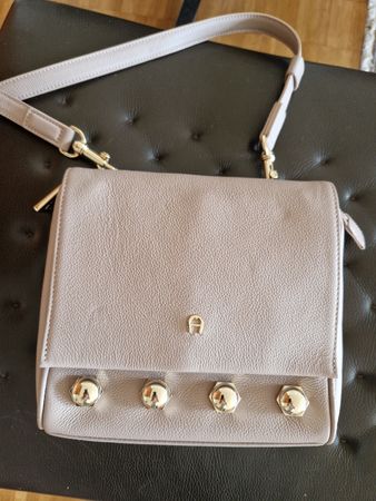Aigner Umhängetasche Leder beige/rosa gold Nieten, neuwertig