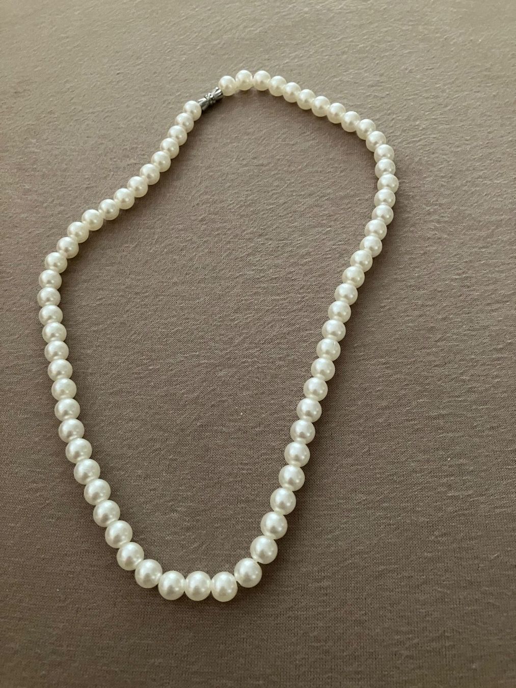 Catenine: Eleganter Modeschmuck, weisse Perlen Imitations Kette, 45 cm – Nuovo (secondo la descrizione) da Affoltern am Albis venduto da Dlotti 1