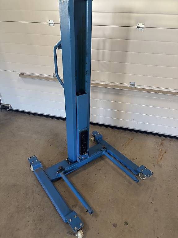 Tutte le macchine: Gebrauchte mobile Ein-Säulen-Hebebühne RP-Tools YCW2 zu v... – Usato da Oberbüren venduto da adr_k7qg