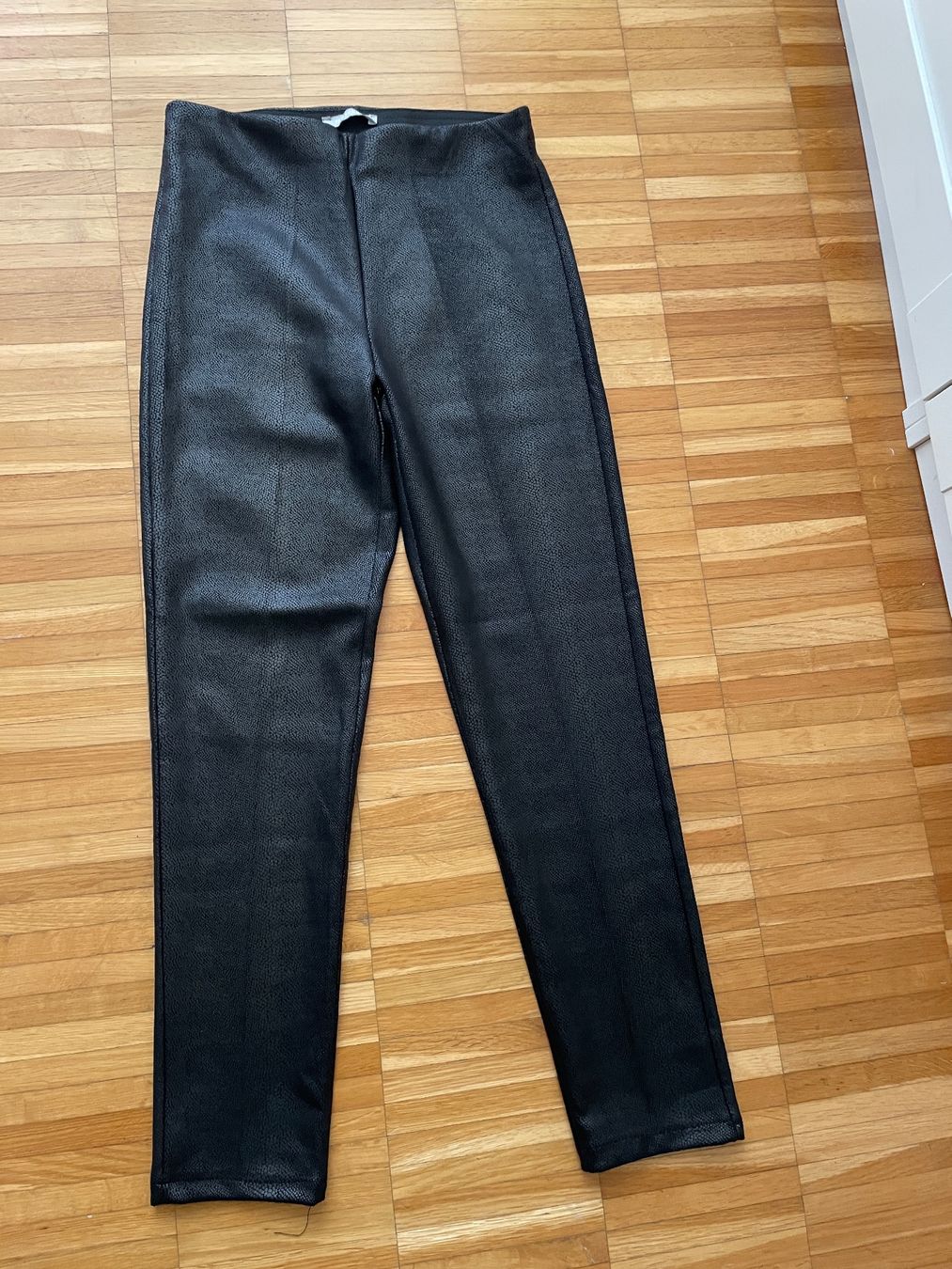 Hosen: Lassige Hose schwarz - schlangenoptik Gr. S – Gebraucht aus Neftenbach von Justine76
