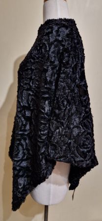 Schwarzer Poncho mit Rosenmuster – Neu mit Etikett!🌹(Emma)