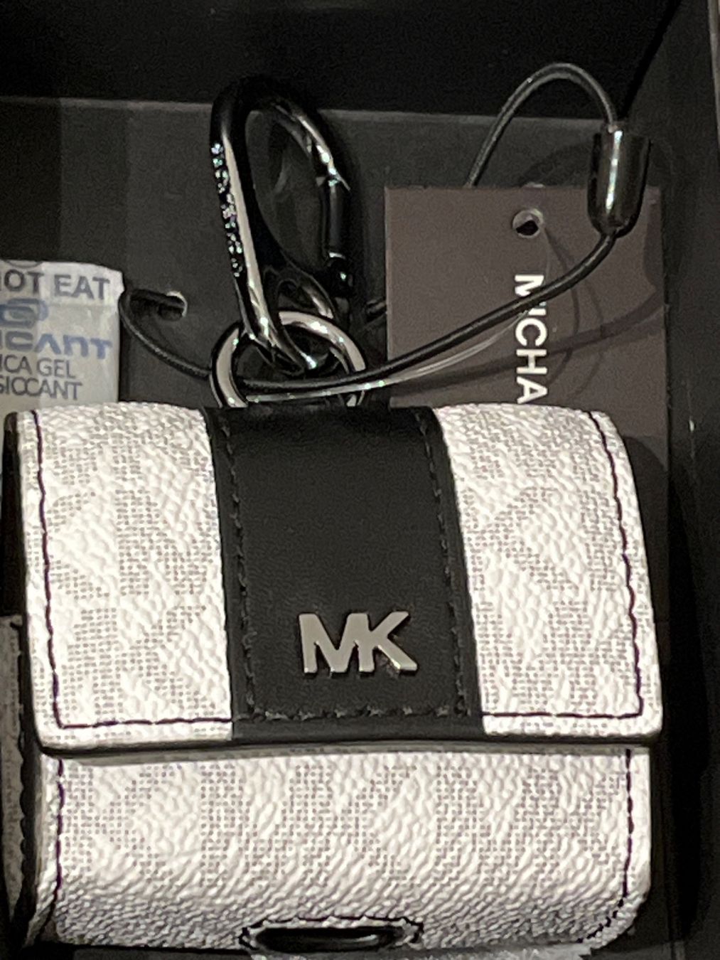 Michael Kors Cover & Protezioni schermo: Michael Kors - Airpod Case mit Umhängeband, Hellweiss – Nuovo e nell'imballaggio originale da Luzern venduto da Jiggy_8898 1