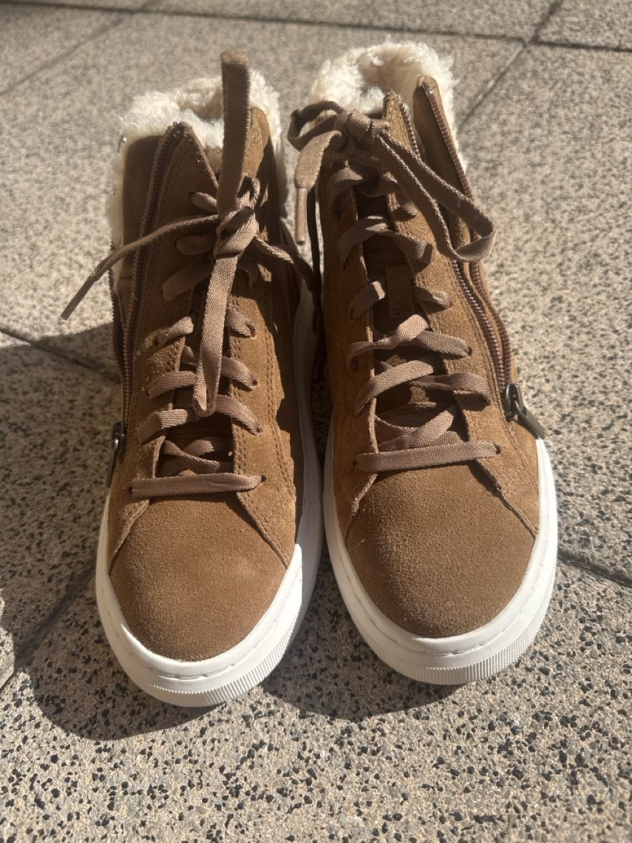 Ugg Damenschuhe: Ugg sneakers 38 inkl.porto🌟 – Gebraucht aus Zürich von funkelnderstern 1