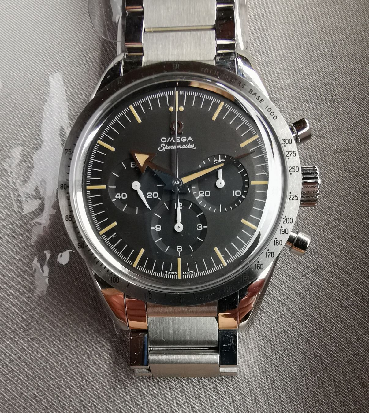 Omega Orologi: Omega Speedmaster 60th  " 1957 " – Nuovo e nell'imballaggio originale da Farvagny-le-Grand venduto da CollectibleWatches