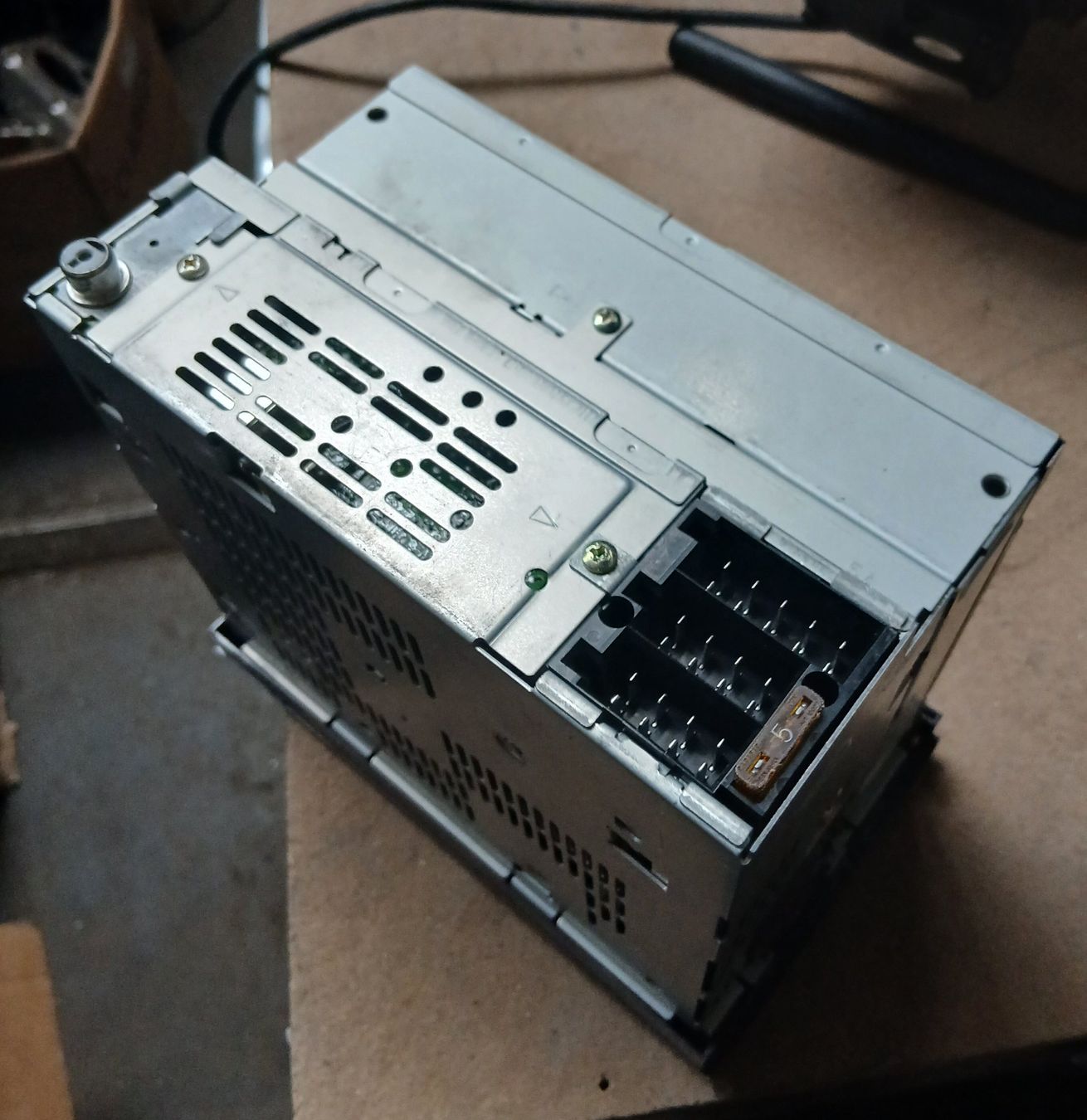 Radio: Lecteur et chargeur CD Saab 9-5 – Usato da la heutte venduto da Auto-stock 3