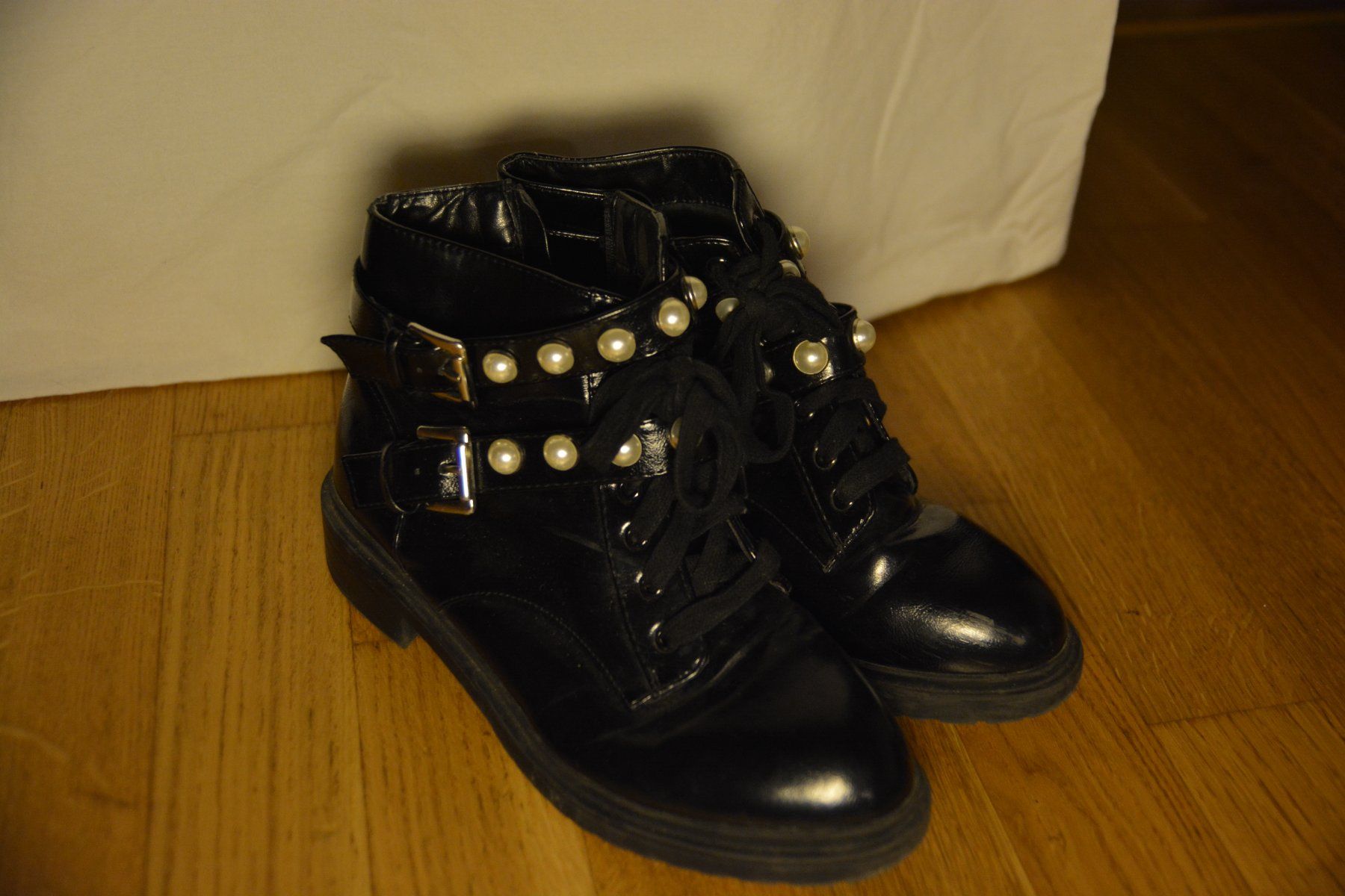 Zara Scarpe da donna: Perlen Boots/Stiefel; Schwarz glänzend ("Lack Effekt") Nr.38 – Usato da Bern venduto da plant_nerd 1
