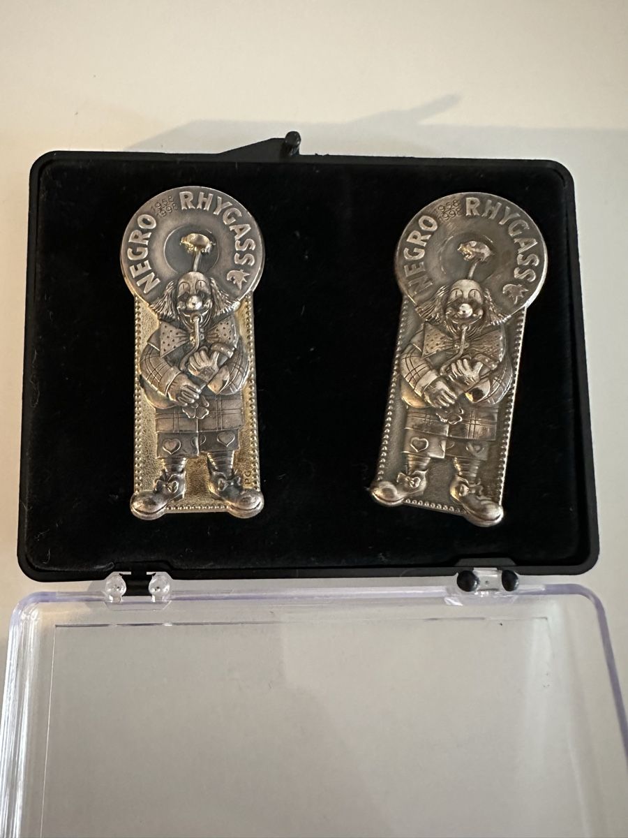 Basler Placchette & Badge: NEGRO RHYGASS Plakette Gold + Silber – Usato da Basel venduto da fasnachtsoutlet1965