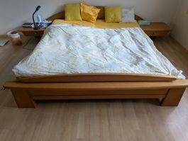 Älteres, massives Holz-Doppelbett mit Nachttischen