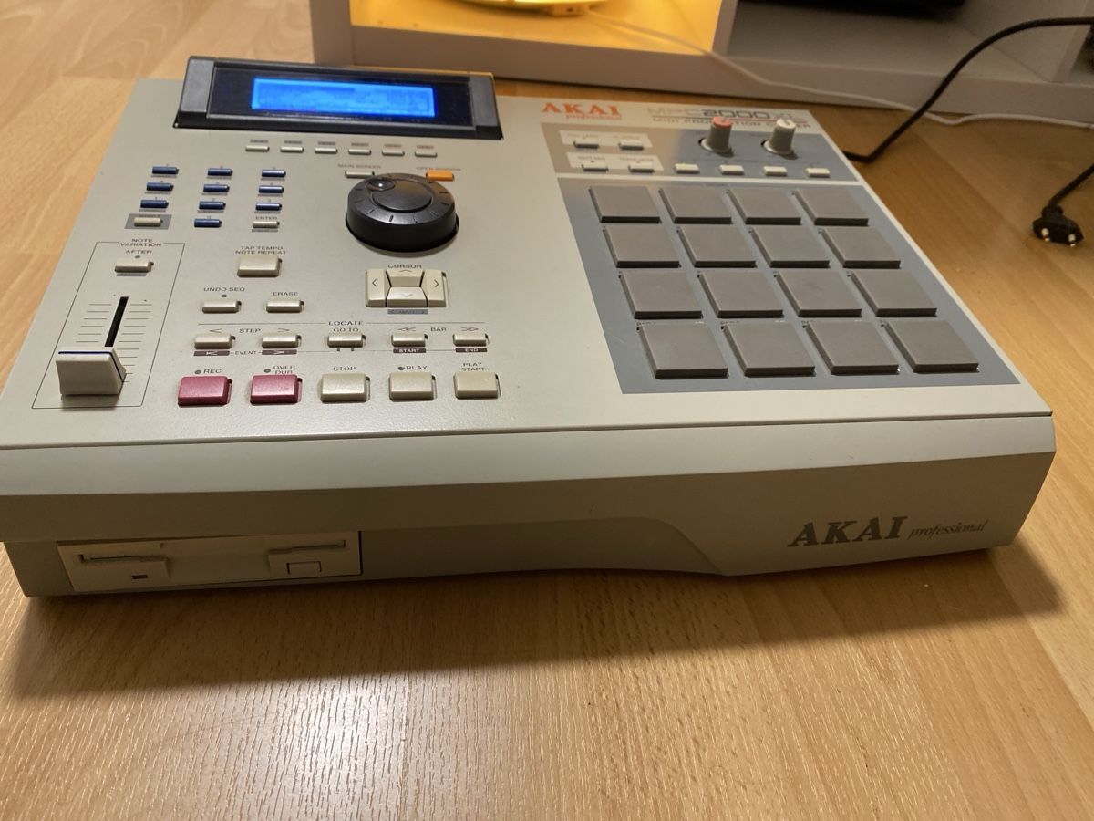Akai Musikinstrumente: Akai MPC 2000xl – Neu (gemäss Beschreibung) aus Zürich von leo_292y